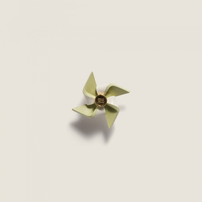 Miu Miu Leather pinwheel brooch - Pistachio/White