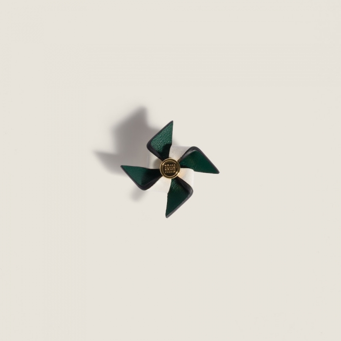 Miu Miu Leather pinwheel brooch - Billiard Green / White